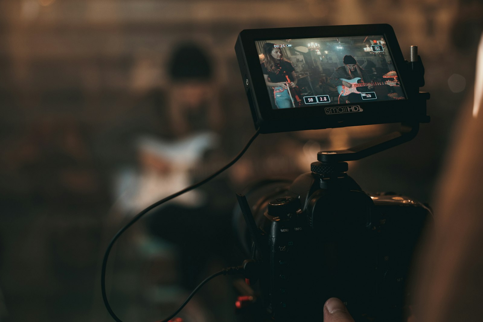 Monitor de cámara profesional filmando una sesión en vivo