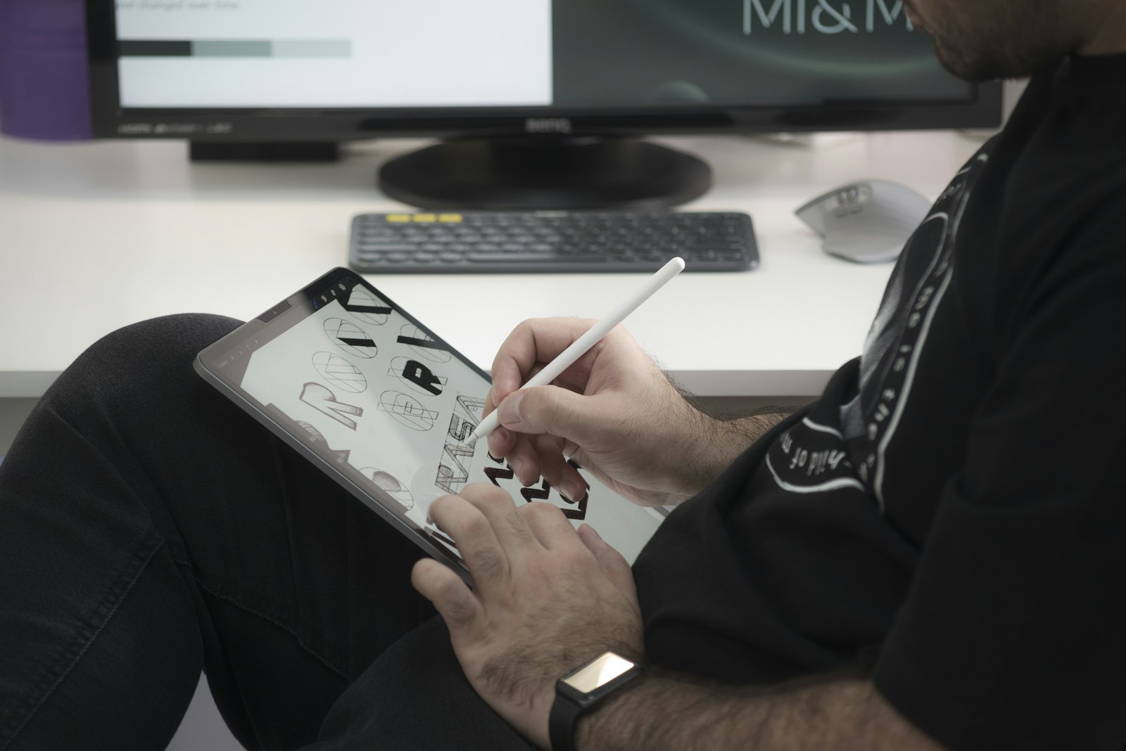 Persona dibujando lettering en una tablet gráfica