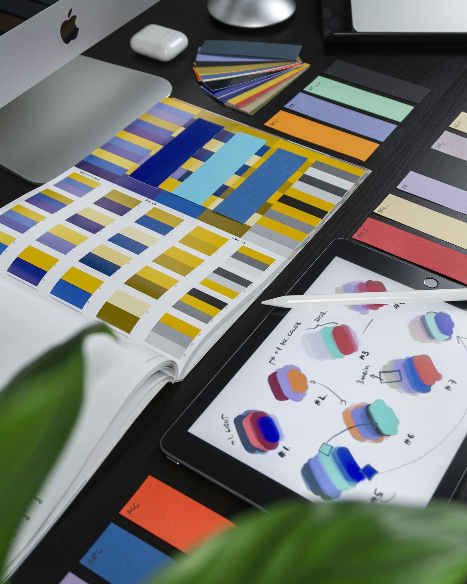 Pantone y códigos de color sobre un escritorio de diseño